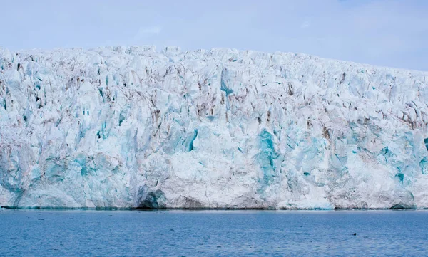 Glacier à la rencontre de l'océan au Svalbard en Norvège — Photo