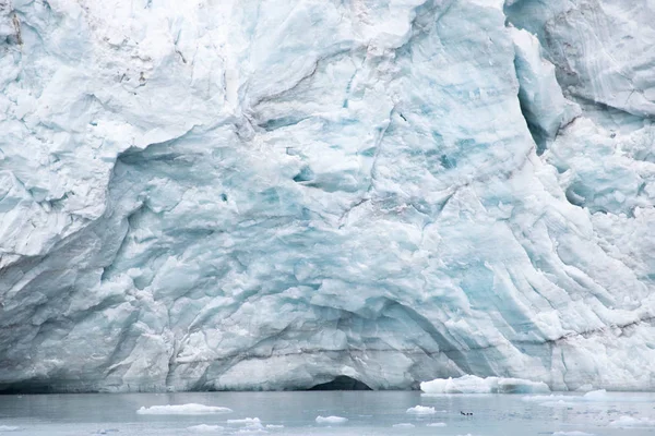 Ghiacciaio che incontra l'oceano alle Svalbard in Norvegia — Foto Stock