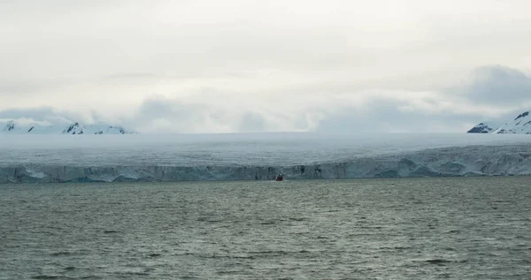 Gletsjer voldoen aan de Oceaan op Svalbard in Noorwegen — Stockfoto