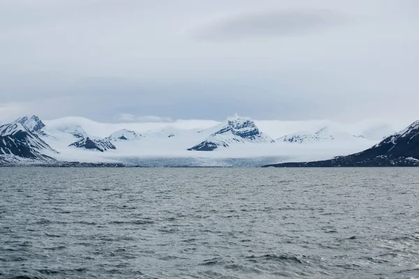 Ghiacciaio che incontra l'oceano alle Svalbard in Norvegia — Foto Stock