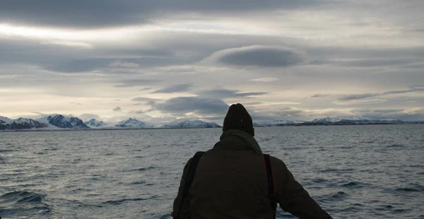 Fotograaf Scout buiten de gletsjers op Spitsbergen — Stockfoto