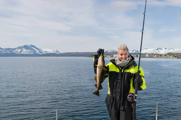 Hermosa chica de pesca en el norte de Noruega — Foto de Stock