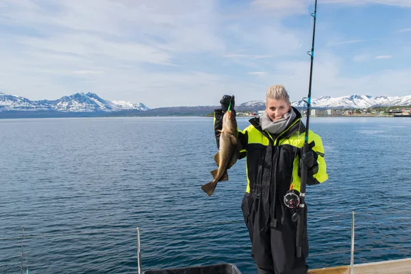 Menina bonita pesca no norte da Noruega — Fotografia de Stock
