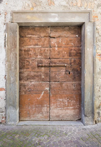 Porta de madeira fechada velha com fechamento enferrujado — Fotografia de Stock