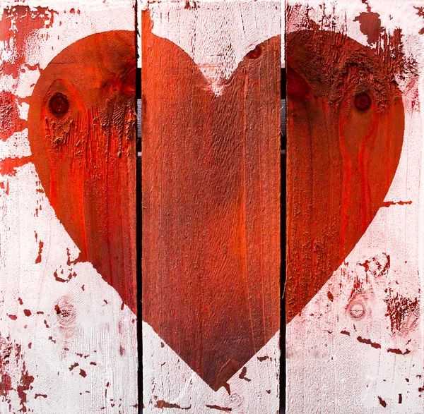 Simbolo d'amore sulla vecchia parete di legno — Foto Stock
