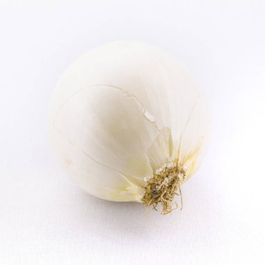 Beyaz arkaplanda soğan izole edildi