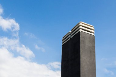 Mavi gökyüzüne karşı baca