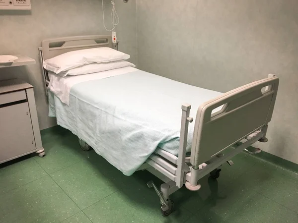 Cama vacía en el hospital Ward — Foto de Stock