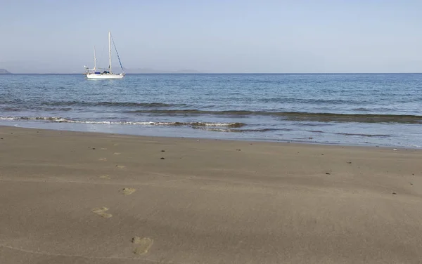 Vom Strand zum Boot — Stockfoto