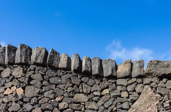 Stenen muur met blauwe hemelachtergrond — Stockfoto