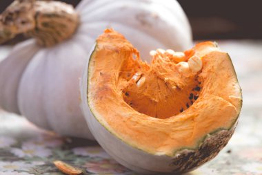 Beyaz balkabakları rustik sonbahar arkaplanı 