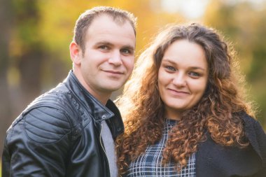 Mutlu çift gülen sonbahar arka planında