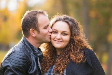 Mutlu çift gülen sonbahar arka planında