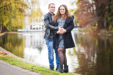 Mutlu hamile çift sonbahar arka planında