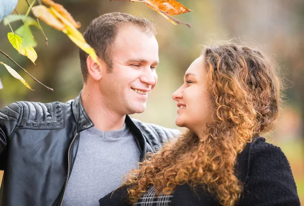 Feliz Pareja Sonriendo Fondo Otoño —  Fotos de Stock