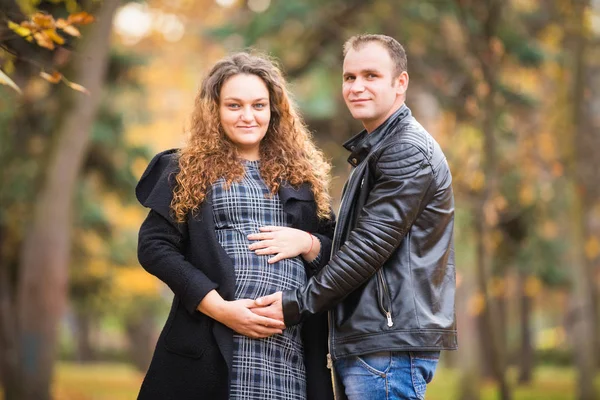 Boldog Terhes Pár Őszi Háttérben — Stock Fotó