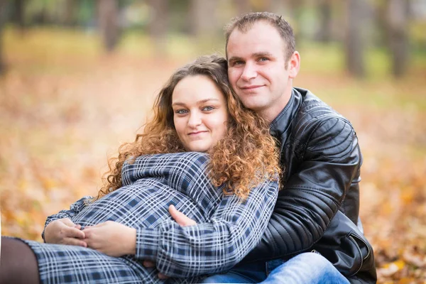 Boldog Terhes Pár Őszi Háttérben — Stock Fotó