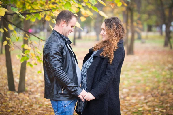 Feliz Pareja Embarazada Fondo Otoño —  Fotos de Stock