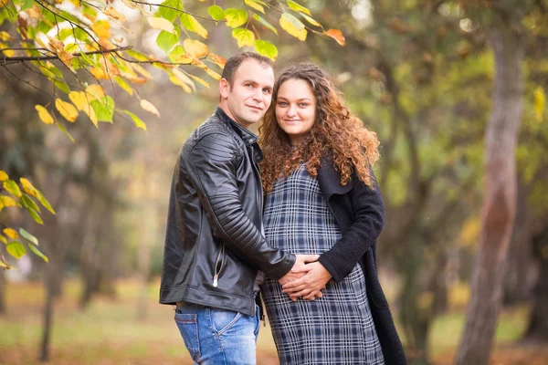 Happy Pregnant Couple Autumn Background — Stock Photo, Image