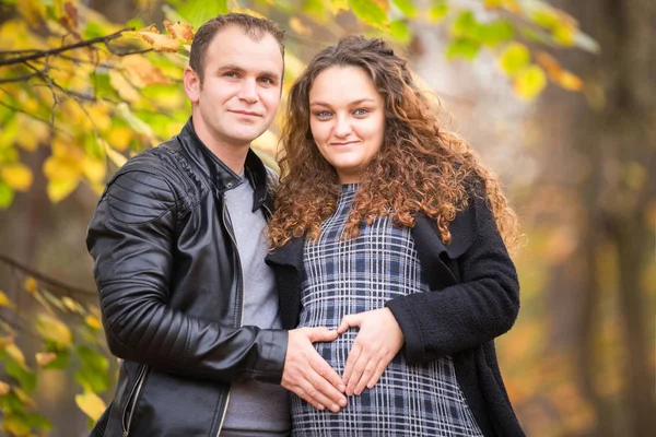 Šťastný Těhotný Pár Podzimním Pozadí — Stock fotografie