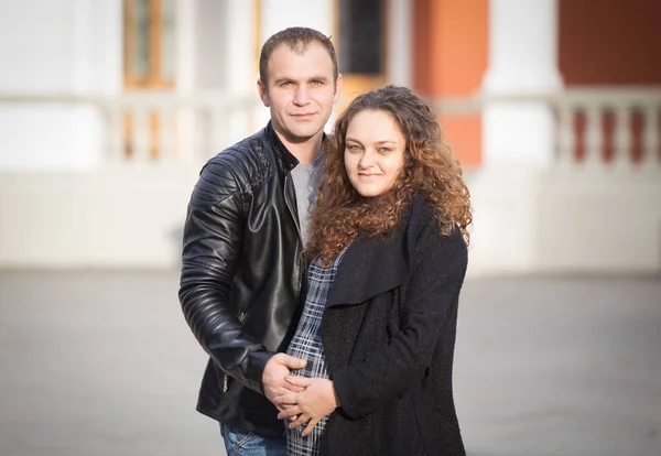 Feliz Pareja Embarazada Fondo Otoño —  Fotos de Stock