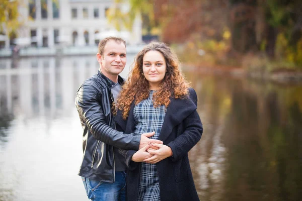 Glückliches Schwangeres Paar Herbst Hintergrund — Stockfoto