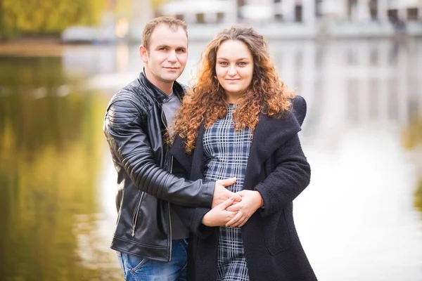 Glückliches Schwangeres Paar Herbst Hintergrund — Stockfoto