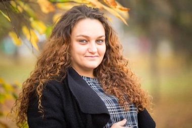 Sonbahar geçmişinde mutlu hamile bir kadın.