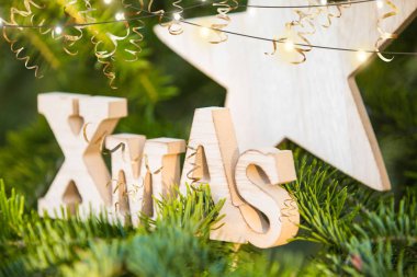Kış tatili Noel ağacı süslemesi ve ışıkları
