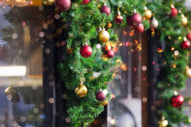 Noel topları köknar ağacı süslemesi