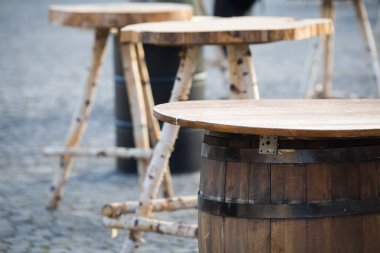 Kırsal masa ve ağaç gövdelerinden yapılmış sandalyeler.