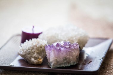 Tarot kartları ve mor mum esrarengiz arkaplan