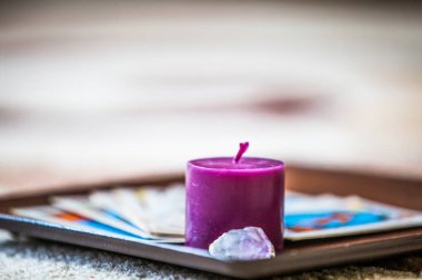 Tarot kartları ve mor mum esrarengiz arkaplan