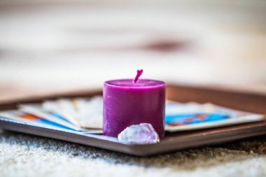 Tarot kartları ve mor mum esrarengiz arkaplan