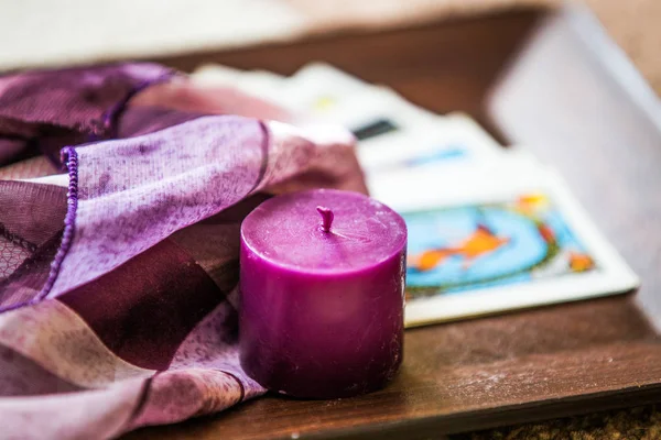 Tarot kartları ve mor mum esrarengiz arkaplan