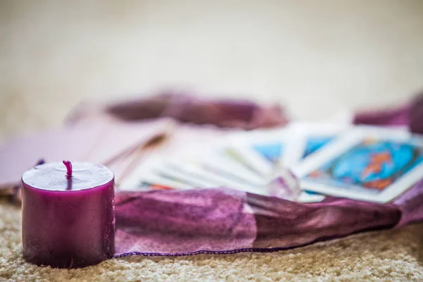 Tarot kartları ve mor mum esrarengiz arkaplan