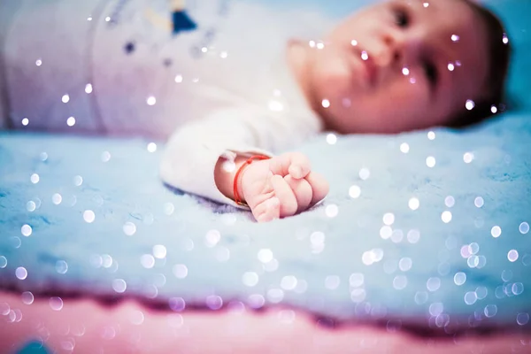 Mavi Battaniyeli Mutlu Erkek Bebek — Stok fotoğraf