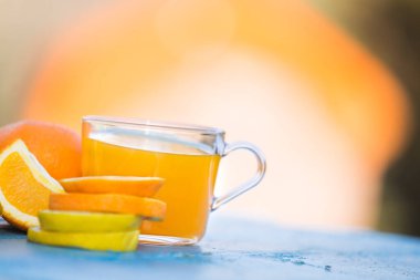 Sabah taze portakal suyu mavi ahşap arka planda