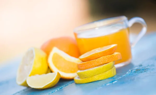 Morgon Färsk Apelsinjuice Blå Trä Bakgrund — Stockfoto