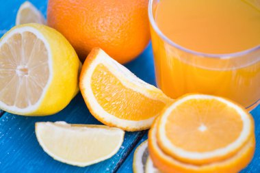 Kahvaltı için taze portakal suyu.