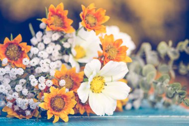 Sarı kır çiçekleri buketi