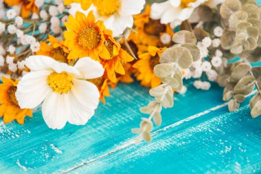 Sarı kır çiçekleri buketi