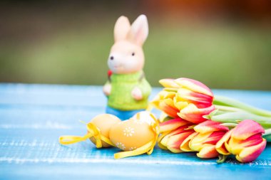 Mavi ahşap zemin üzerinde bahar laleleri