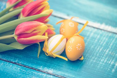 Mavi ahşap zemin üzerinde bahar laleleri