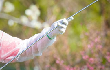 Coronavirus dezenfeksiyonu. Kamu parkında dezenfekte yapan tehlikeli madde işçisi