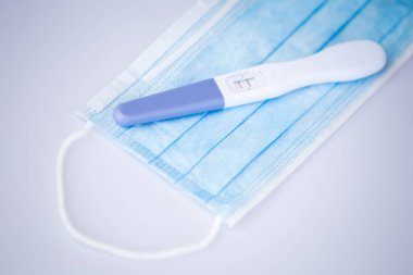 Koronavirüs salgınında pozitif hamilelik testi 