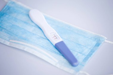 Koronavirüs salgınında pozitif hamilelik testi 