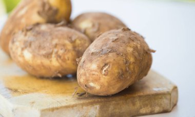 Yerel kaynaklı organik patates. 