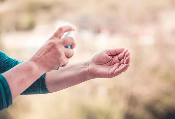 Donna Con Gel Disinfezione Della Mano — Foto Stock