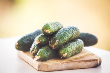 Tahta masada taze organik sebzeler.